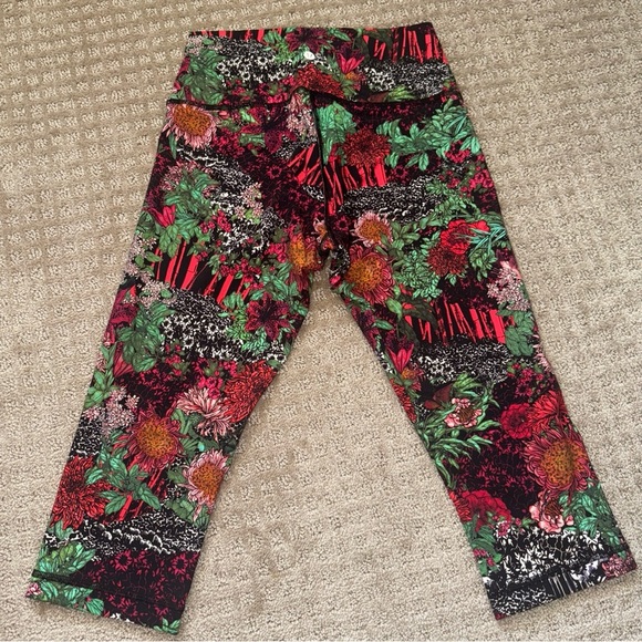 Lululemon Sz 8 Floral Crops Wunder Under Tight 17" Luxtreme Zen Garden Multi - Picture 2 of 5